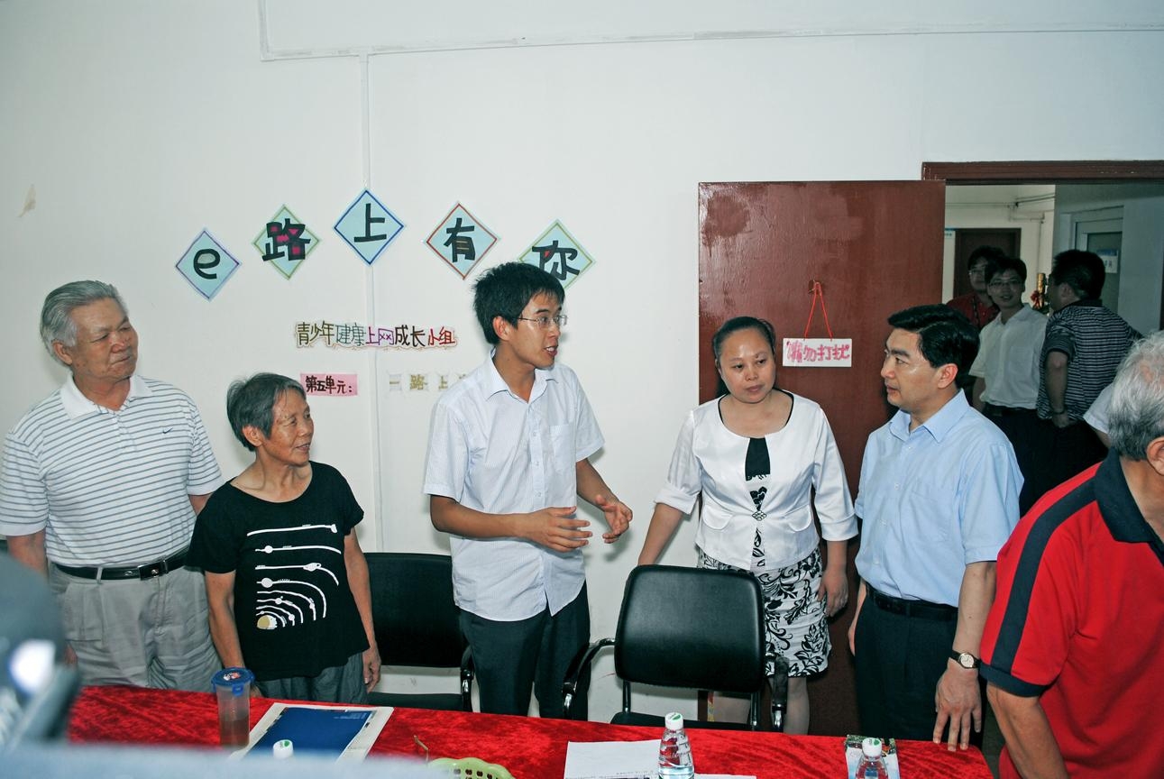 深圳市委书记王荣莅临“升阳升社会工作服务社”视察访问